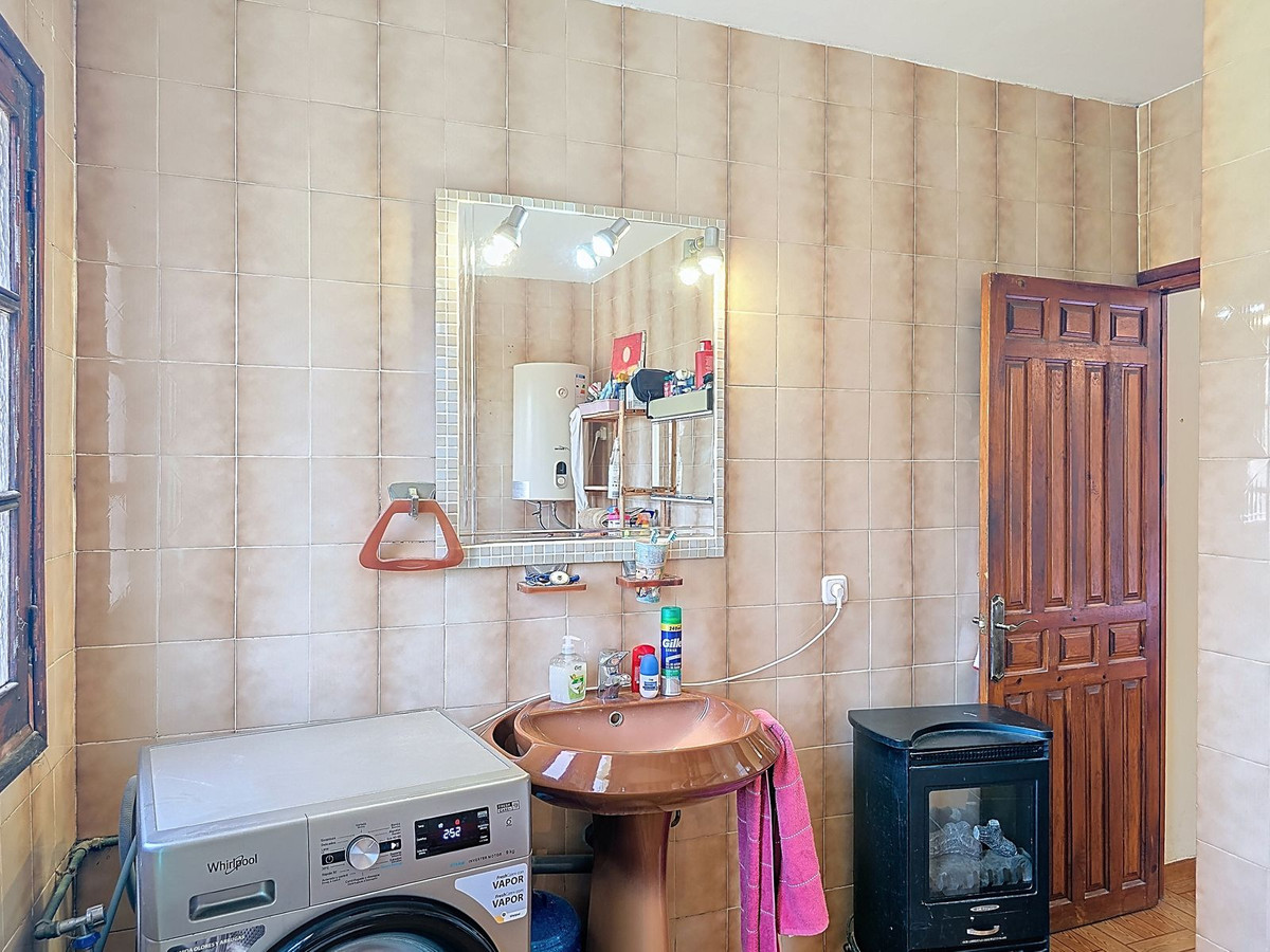 5 Bed Townhouse for sale in Cómpeta Costa Del Sol East, Málaga, Spain