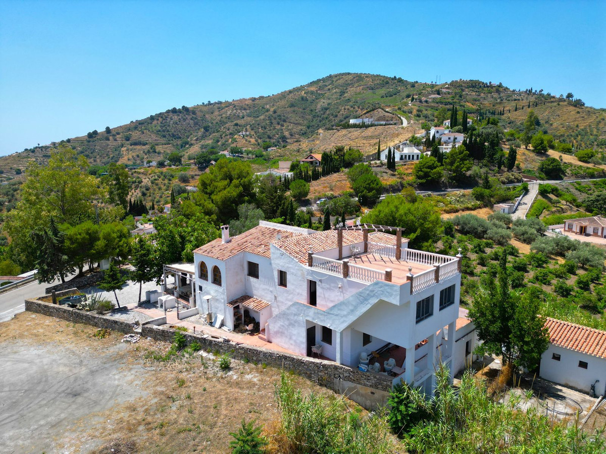 5 Bed Townhouse for sale in Cómpeta Costa Del Sol East, Málaga, Spain