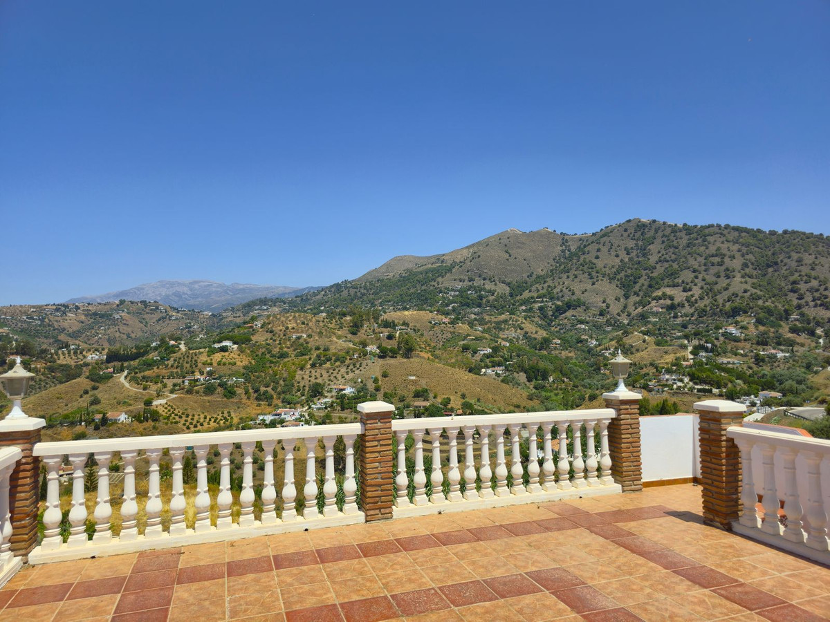 5 Bed Townhouse for sale in Cómpeta Costa Del Sol East, Málaga, Spain