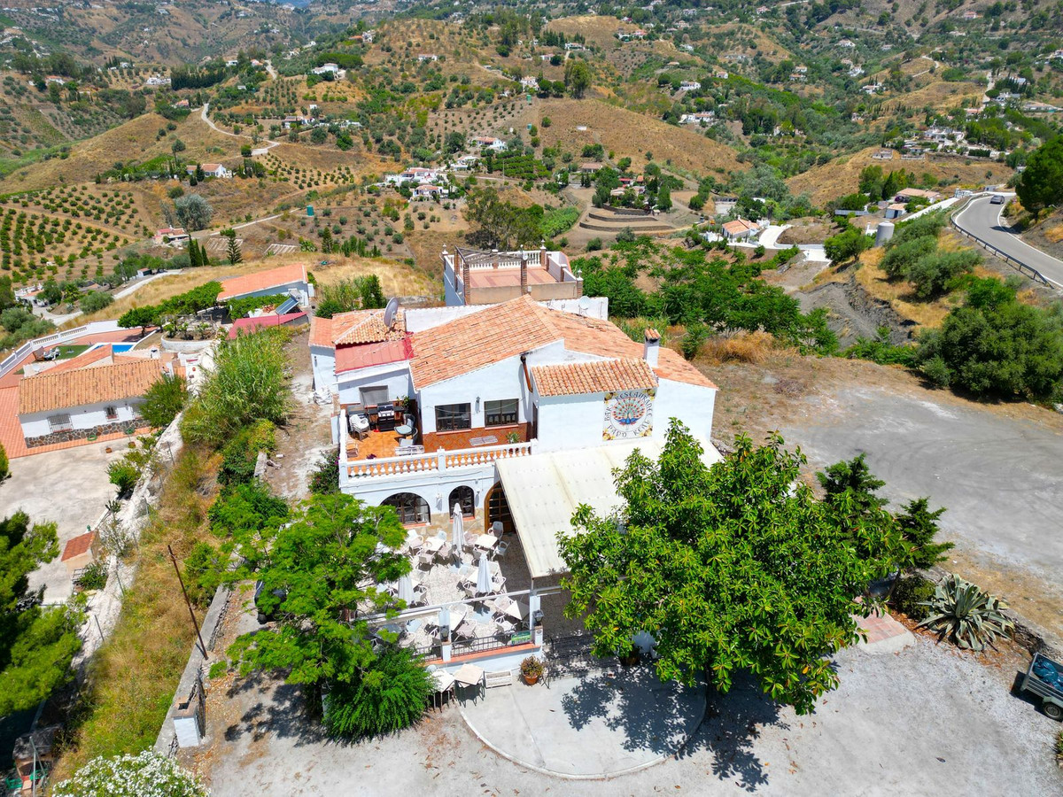 5 Bed Townhouse for sale in Cómpeta Costa Del Sol East, Málaga, Spain