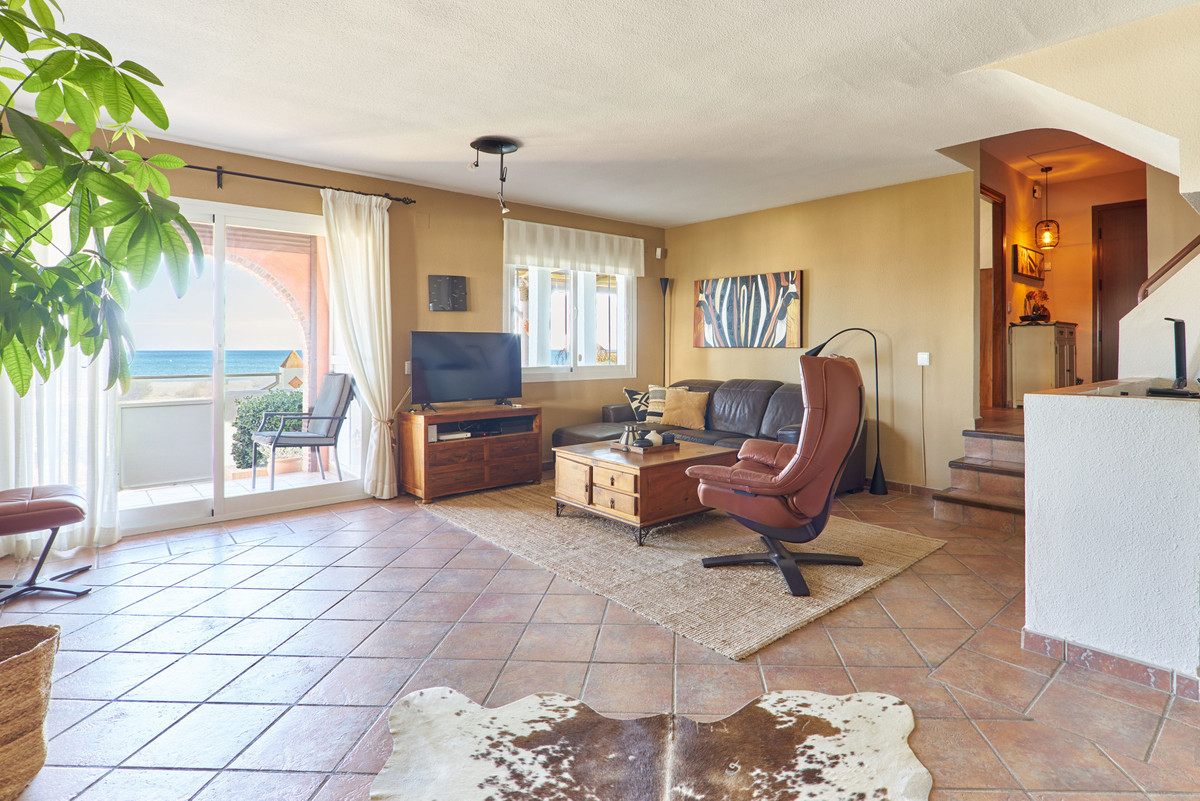 3 Bed Townhouse for sale in Casares Costa Del Sol, Málaga, Spain
