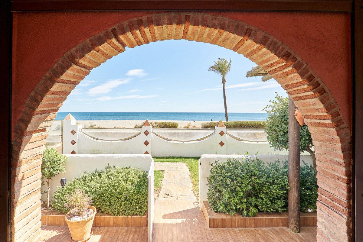 3 Bed Townhouse for sale in Casares Costa Del Sol, Málaga, Spain