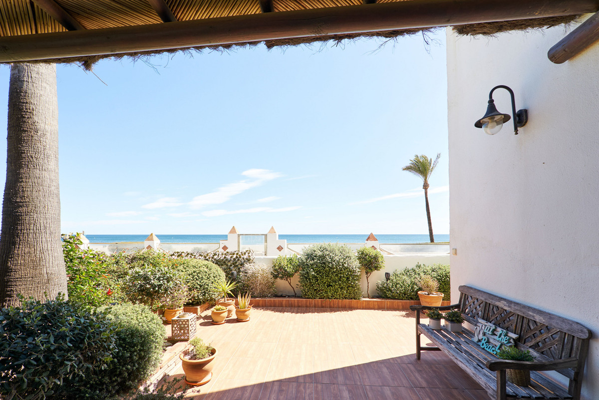 3 Bed Townhouse for sale in Casares Costa Del Sol, Málaga, Spain