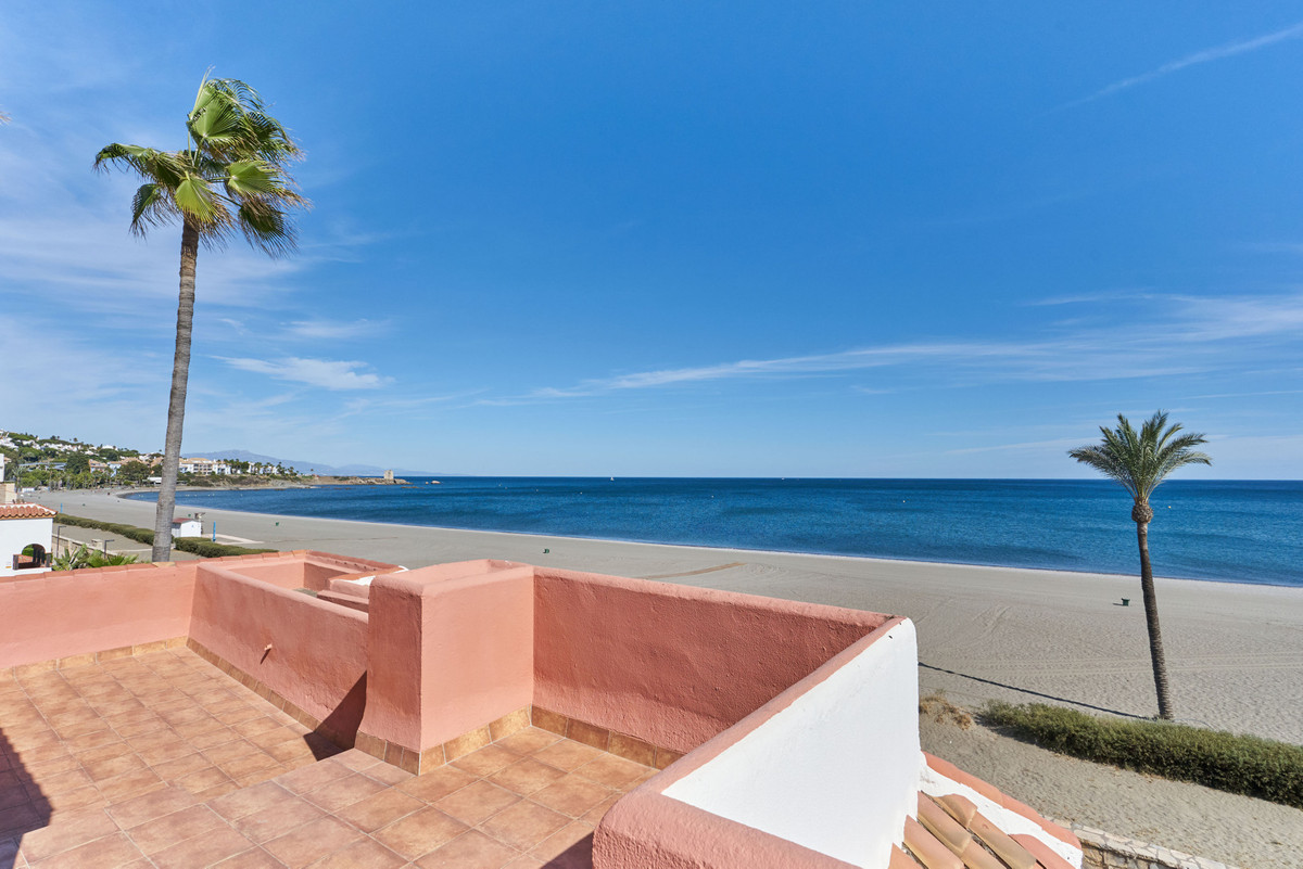 3 Bed Townhouse for sale in Casares Costa Del Sol, Málaga, Spain