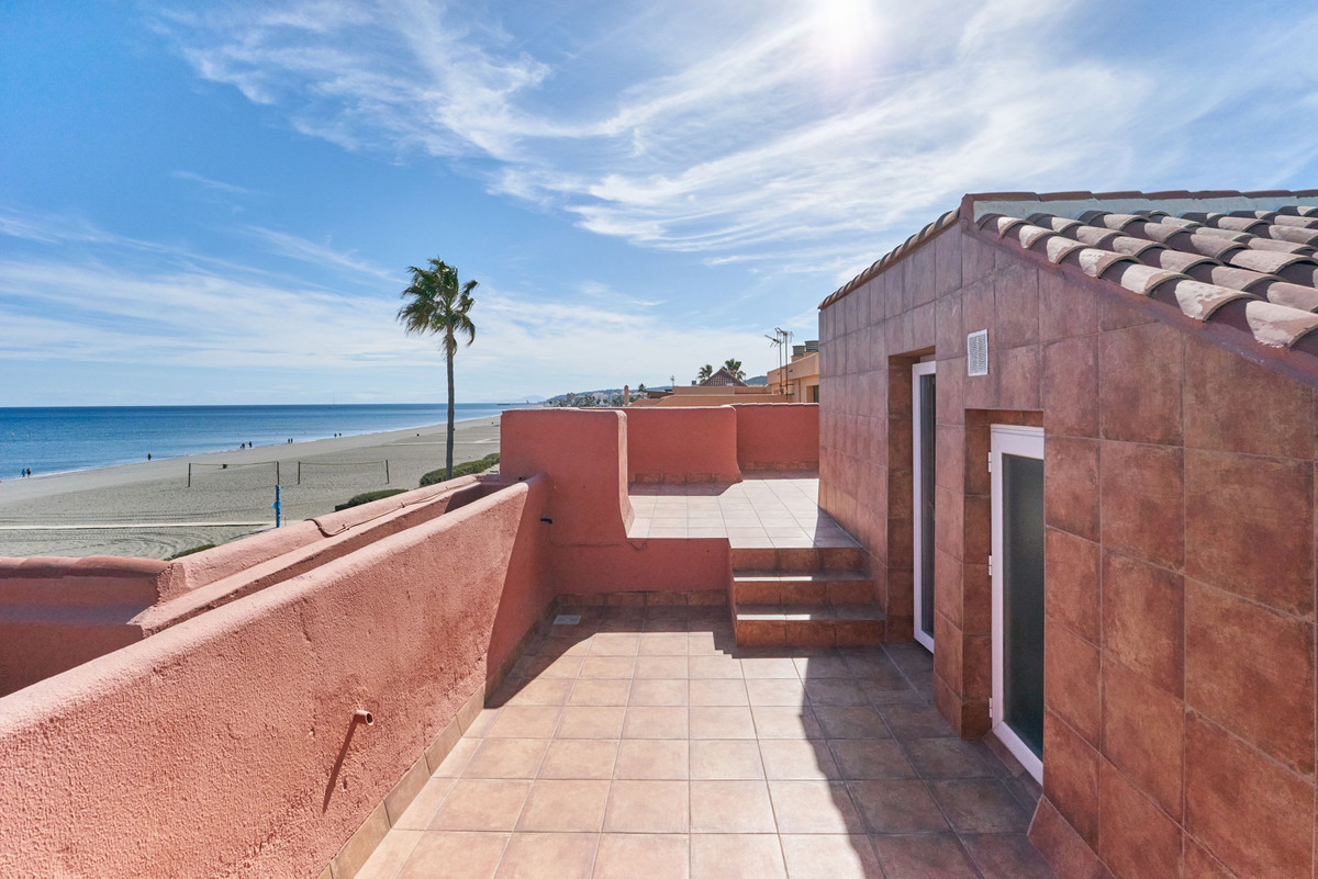 3 Bed Townhouse for sale in Casares Costa Del Sol, Málaga, Spain