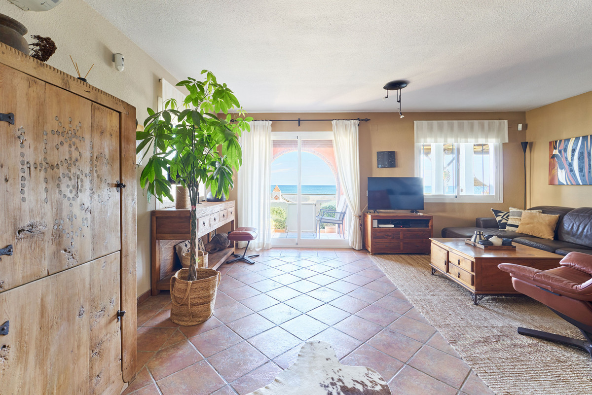 3 Bed Townhouse for sale in Casares Costa Del Sol, Málaga, Spain
