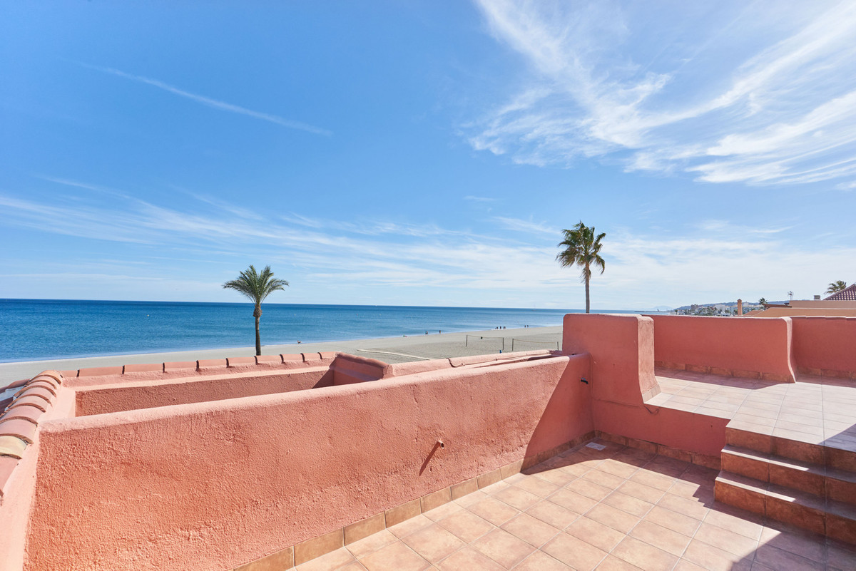 3 Bed Townhouse for sale in Casares Costa Del Sol, Málaga, Spain