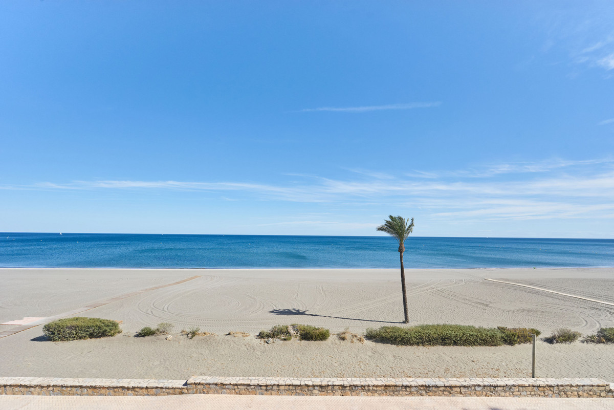 3 Bed Townhouse for sale in Casares Costa Del Sol, Málaga, Spain