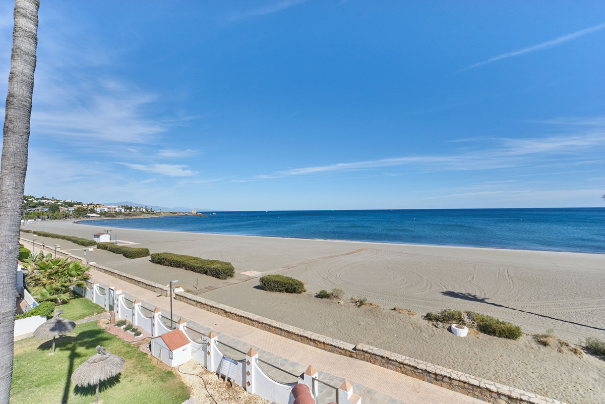 3 Bed Townhouse for sale in Casares Costa Del Sol, Málaga, Spain