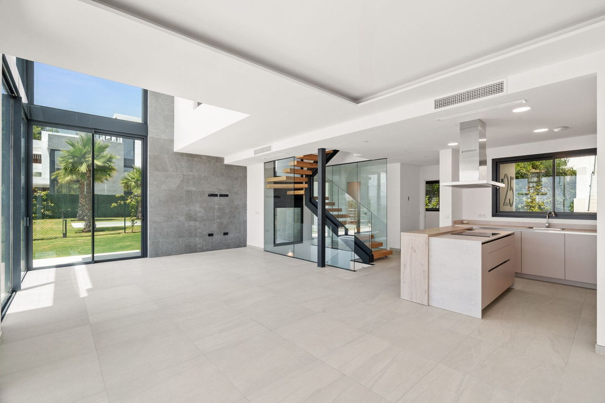 Se vende Pareada de 5 dormitorios en Costa Del Sol, Málaga, España