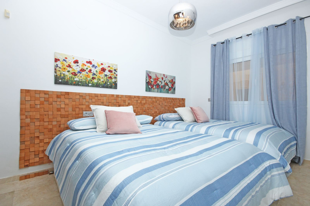 Se vende Apartamento Planta Media de 3 dormitorios en Costa Del Sol, Cadiz, España