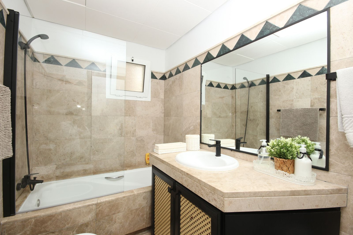 Se vende Apartamento Planta Media de 3 dormitorios en Costa Del Sol, Cadiz, España