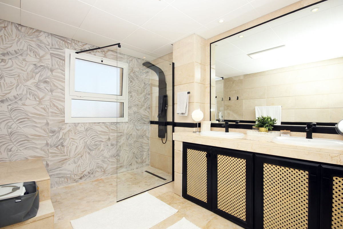 Se vende Apartamento Planta Media de 3 dormitorios en Costa Del Sol, Cadiz, España