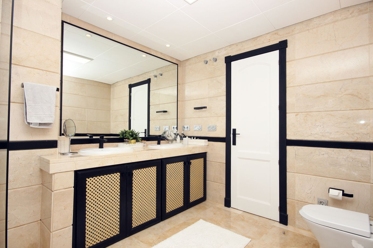 Se vende Apartamento Planta Media de 3 dormitorios en Costa Del Sol, Cadiz, España
