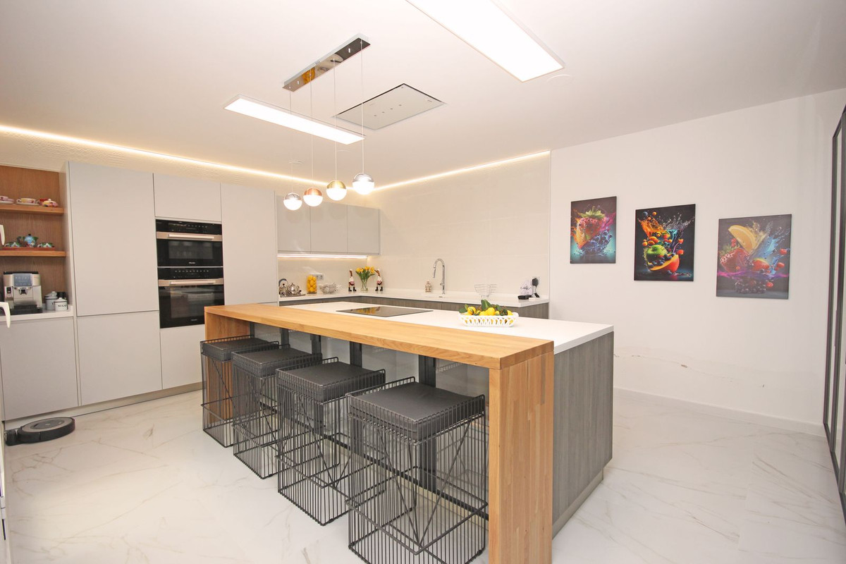 Se vende Apartamento Planta Media de 3 dormitorios en Costa Del Sol, Cadiz, España