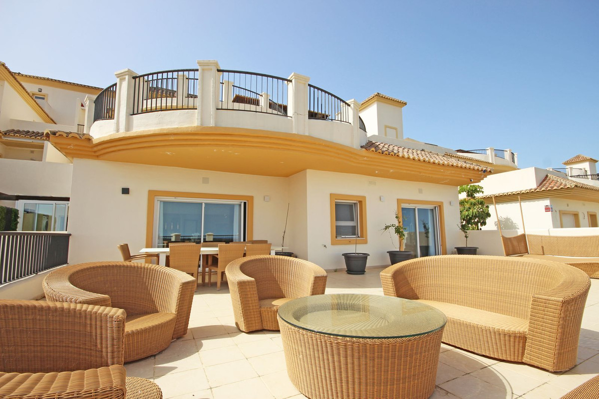 Se vende Apartamento Planta Media de 3 dormitorios en Costa Del Sol, Cadiz, España