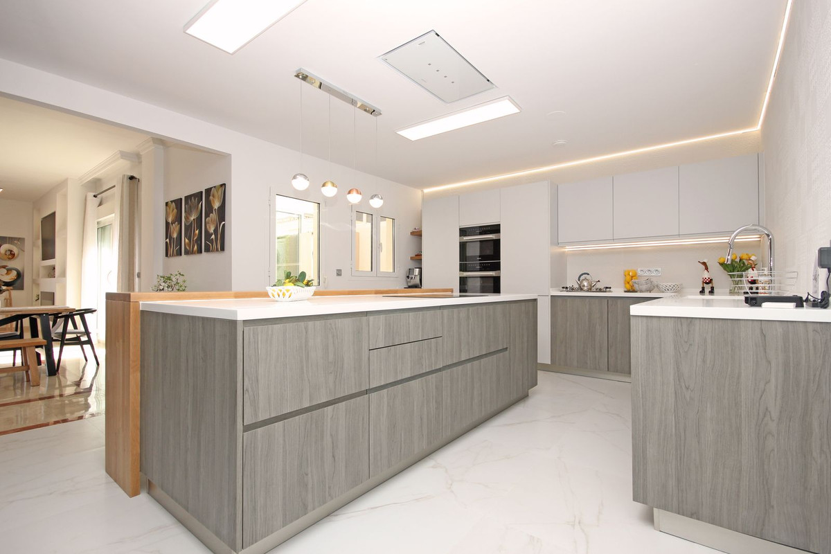 Se vende Apartamento Planta Media de 3 dormitorios en Costa Del Sol, Cadiz, España