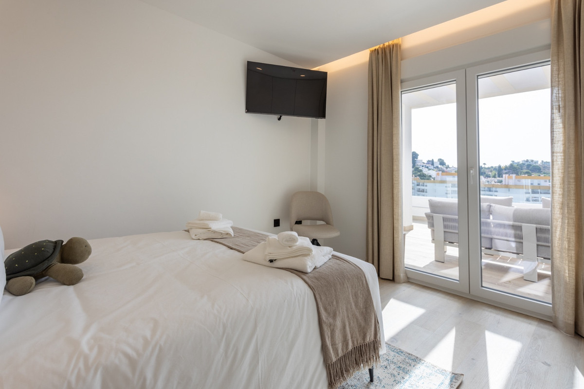 4 Bed Apartment for sale in Nueva Andalucía Costa Del Sol, Málaga, Spain