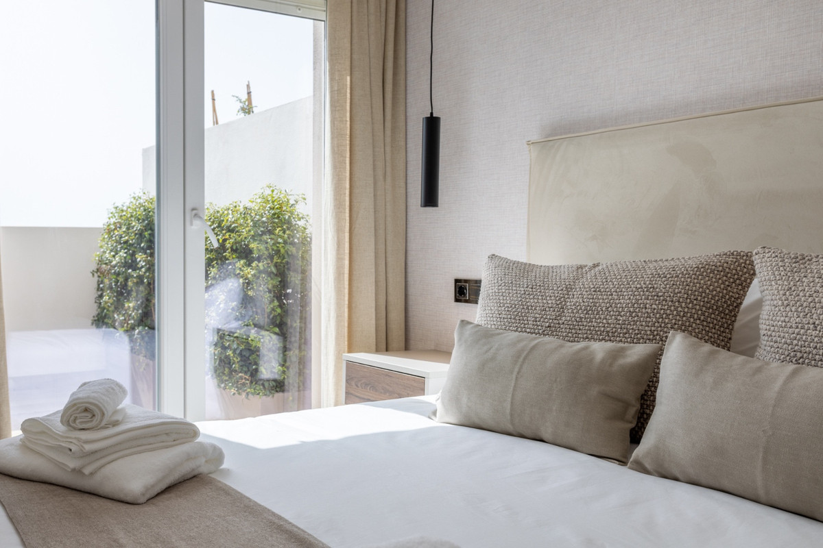 4 Bed Apartment for sale in Nueva Andalucía Costa Del Sol, Málaga, Spain