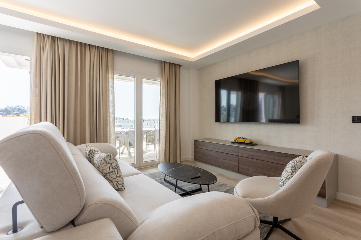 4 Bed Apartment for sale in Nueva Andalucía Costa Del Sol, Málaga, Spain