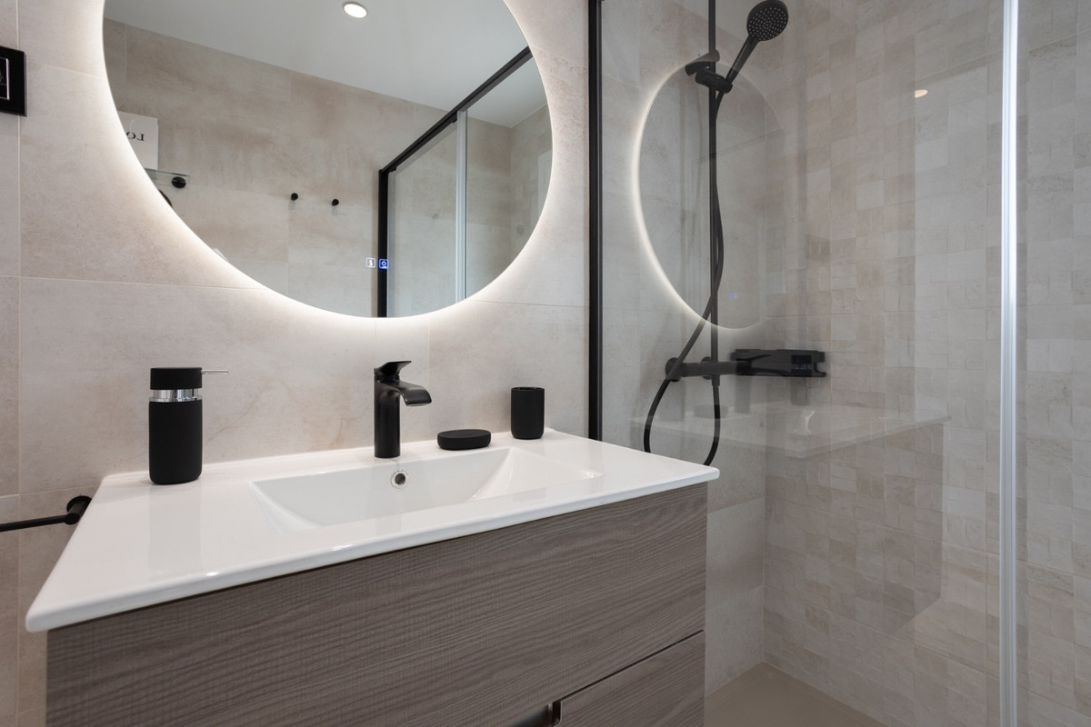 Se vende Apartamento Planta Media de 2 dormitorios en Costa Del Sol, Málaga, España