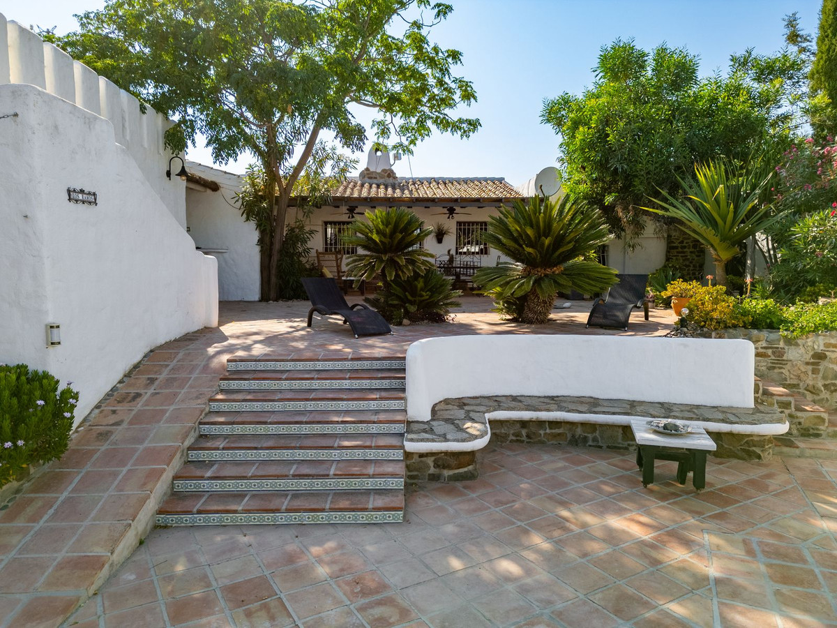 5 Bed Townhouse for sale in Almayate Costa Del Sol East, Málaga, Spain