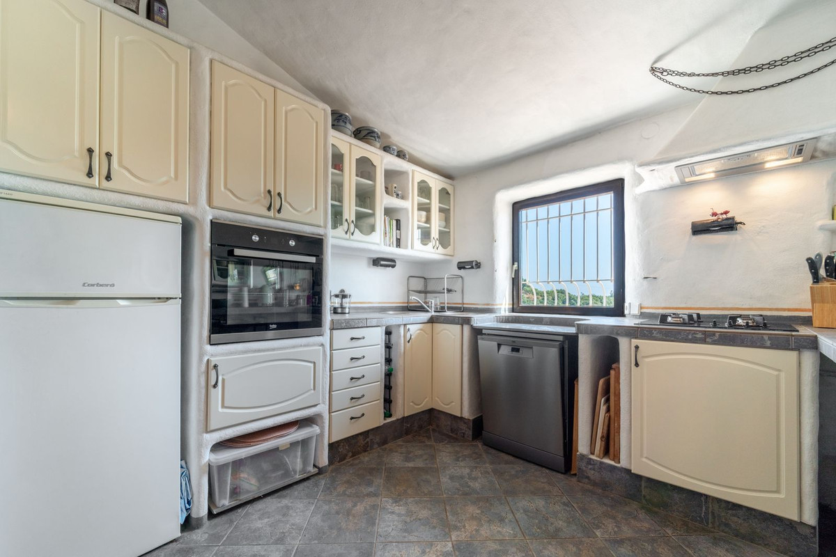 5 Bed Townhouse for sale in Almayate Costa Del Sol East, Málaga, Spain