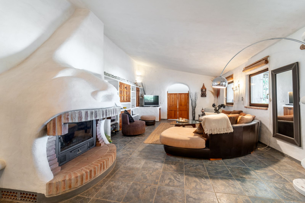 5 Bed Townhouse for sale in Almayate Costa Del Sol East, Málaga, Spain