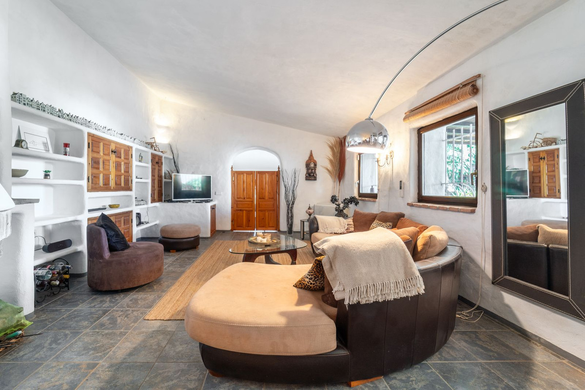 5 Bed Townhouse for sale in Almayate Costa Del Sol East, Málaga, Spain