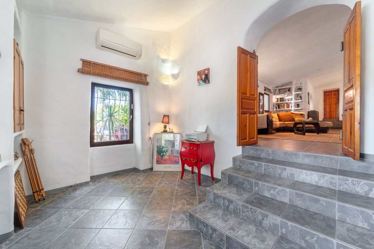 5 Bed Townhouse for sale in Almayate Costa Del Sol East, Málaga, Spain
