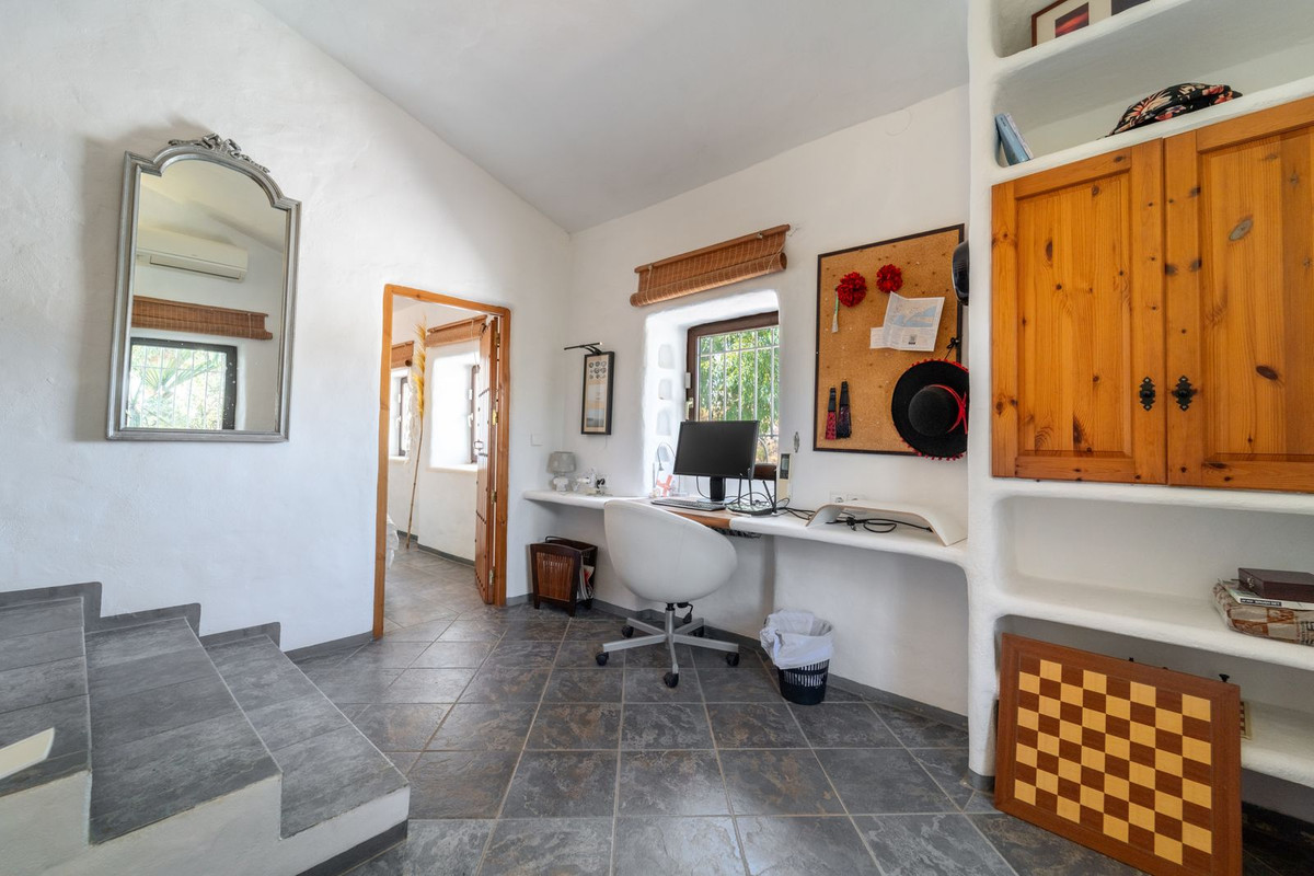 5 Bed Townhouse for sale in Almayate Costa Del Sol East, Málaga, Spain