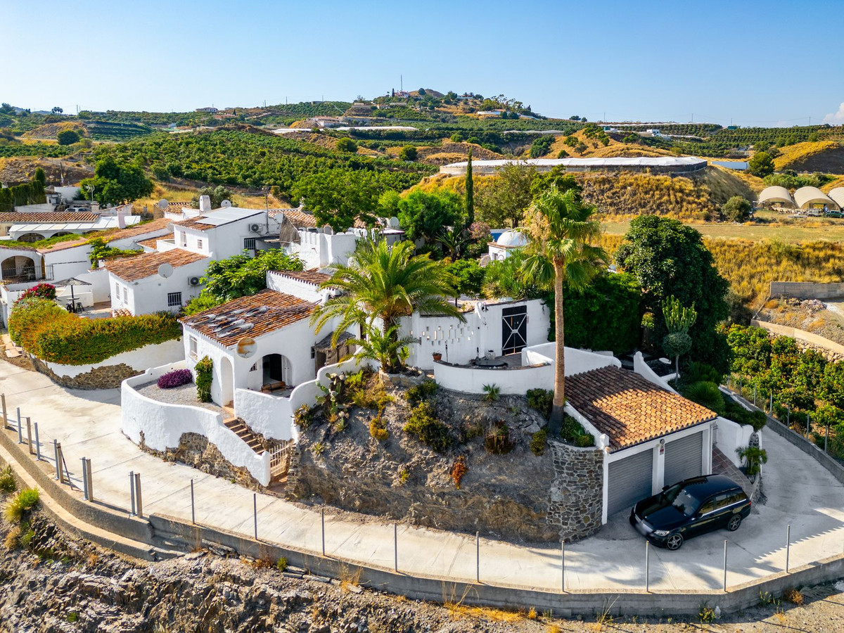 5 Bed Townhouse for sale in Almayate Costa Del Sol East, Málaga, Spain