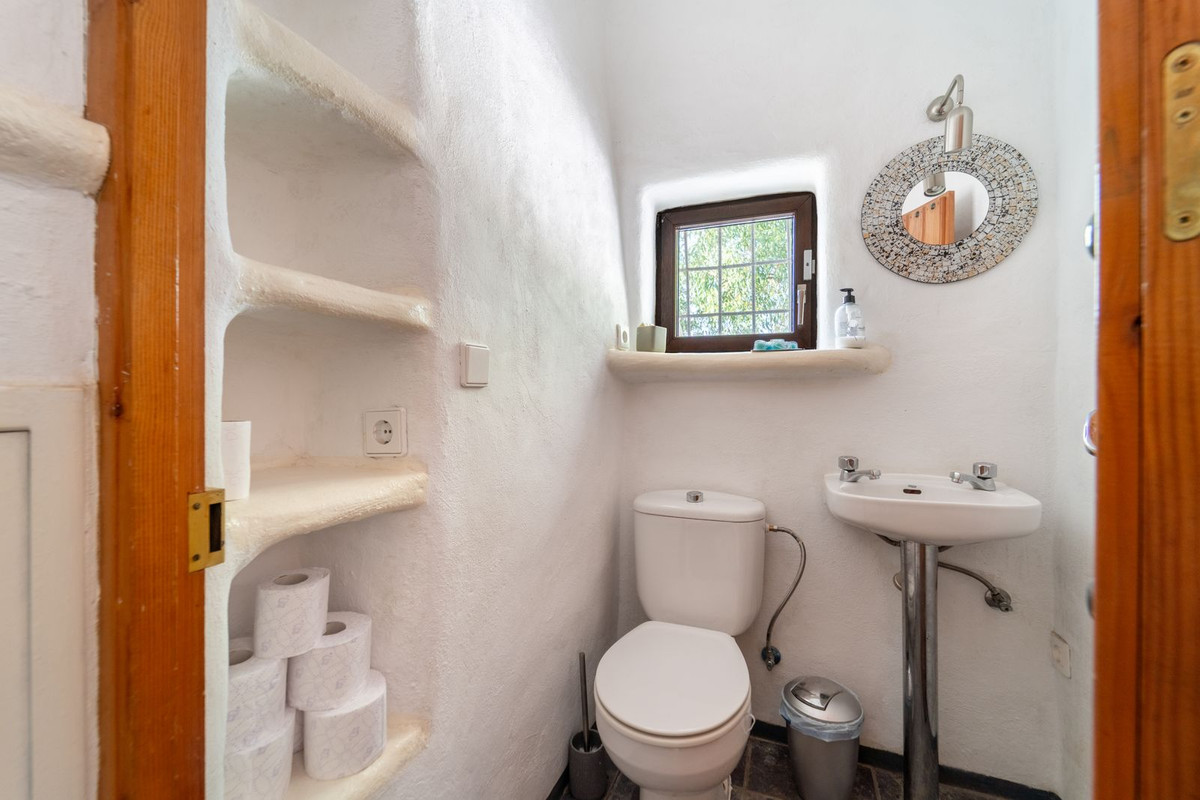 5 Bed Townhouse for sale in Almayate Costa Del Sol East, Málaga, Spain