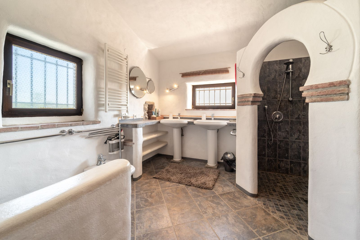5 Bed Townhouse for sale in Almayate Costa Del Sol East, Málaga, Spain