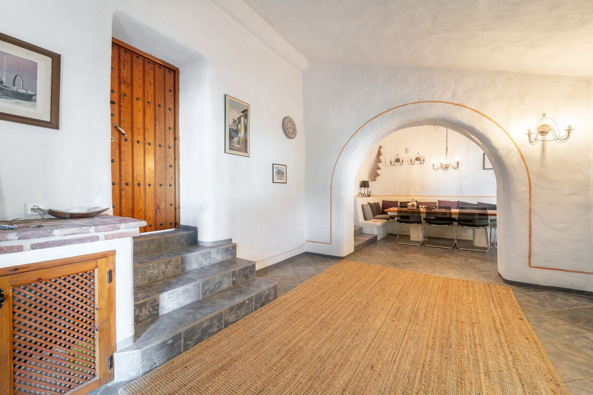 5 Bed Townhouse for sale in Almayate Costa Del Sol East, Málaga, Spain