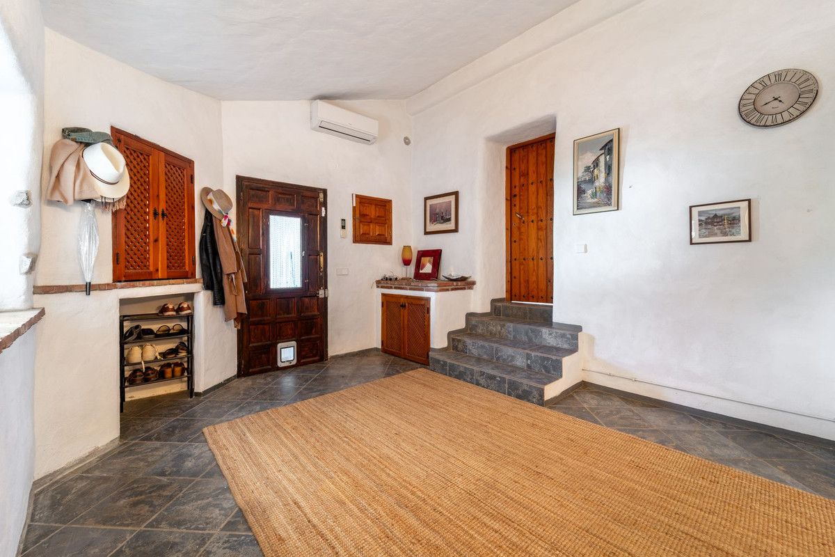 5 Bed Townhouse for sale in Almayate Costa Del Sol East, Málaga, Spain