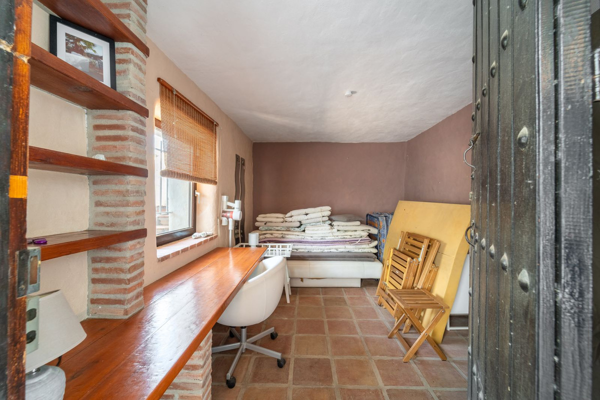 5 Bed Townhouse for sale in Almayate Costa Del Sol East, Málaga, Spain