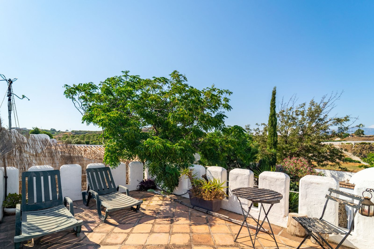 5 Bed Townhouse for sale in Almayate Costa Del Sol East, Málaga, Spain