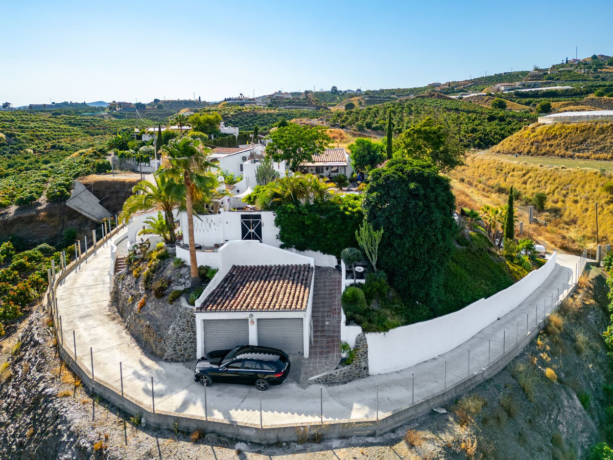 5 Bed Townhouse for sale in Almayate Costa Del Sol East, Málaga, Spain