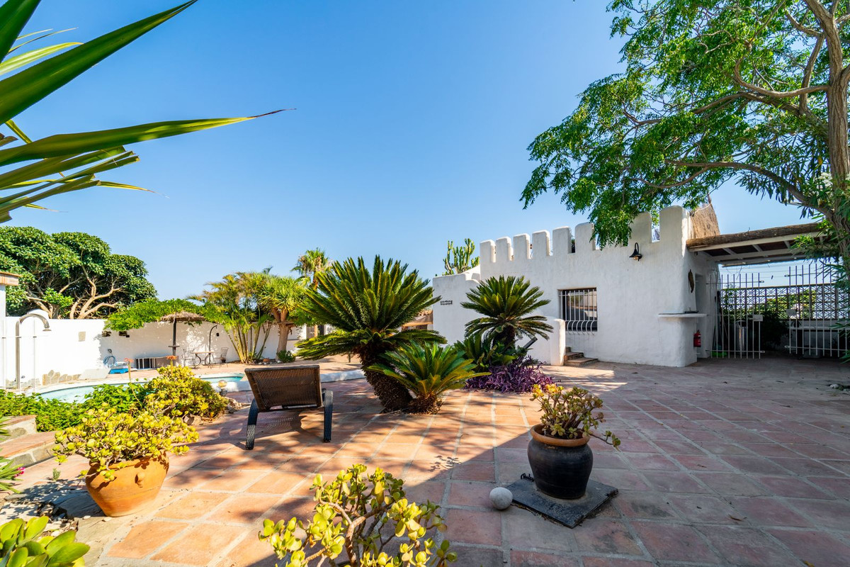5 Bed Townhouse for sale in Almayate Costa Del Sol East, Málaga, Spain