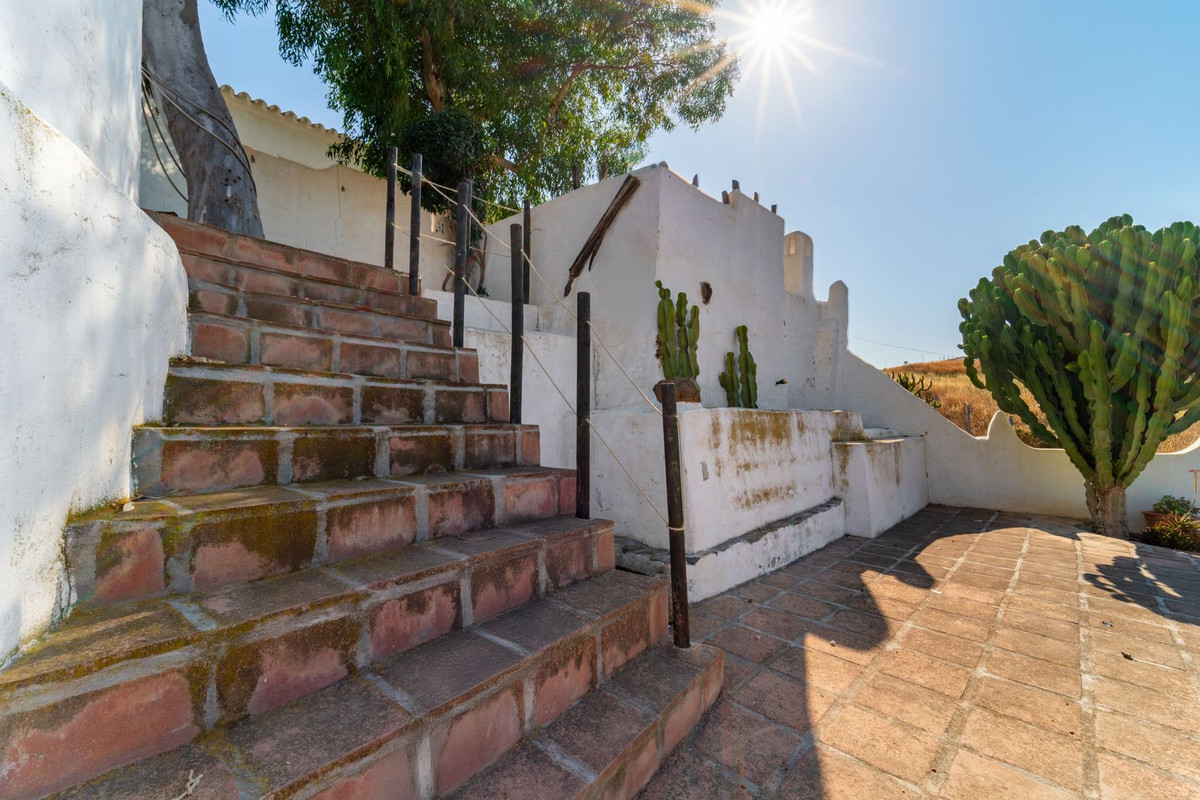 5 Bed Townhouse for sale in Almayate Costa Del Sol East, Málaga, Spain