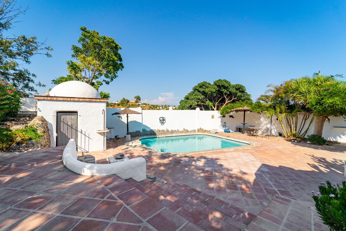 5 Bed Townhouse for sale in Almayate Costa Del Sol East, Málaga, Spain