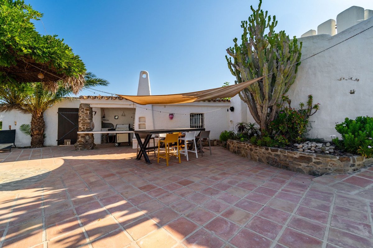 5 Bed Townhouse for sale in Almayate Costa Del Sol East, Málaga, Spain