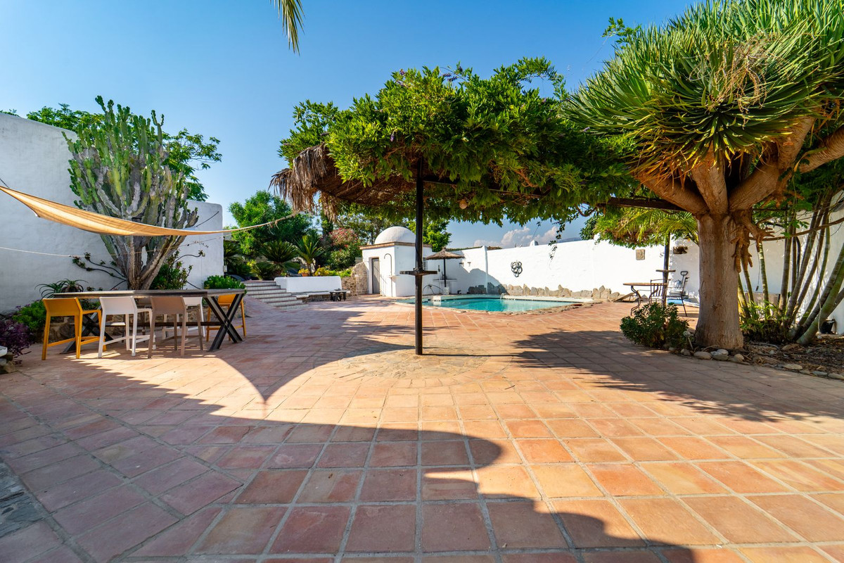 5 Bed Townhouse for sale in Almayate Costa Del Sol East, Málaga, Spain