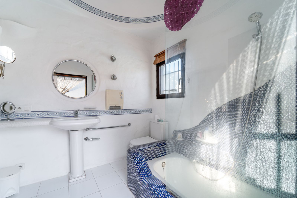 5 Bed Townhouse for sale in Almayate Costa Del Sol East, Málaga, Spain