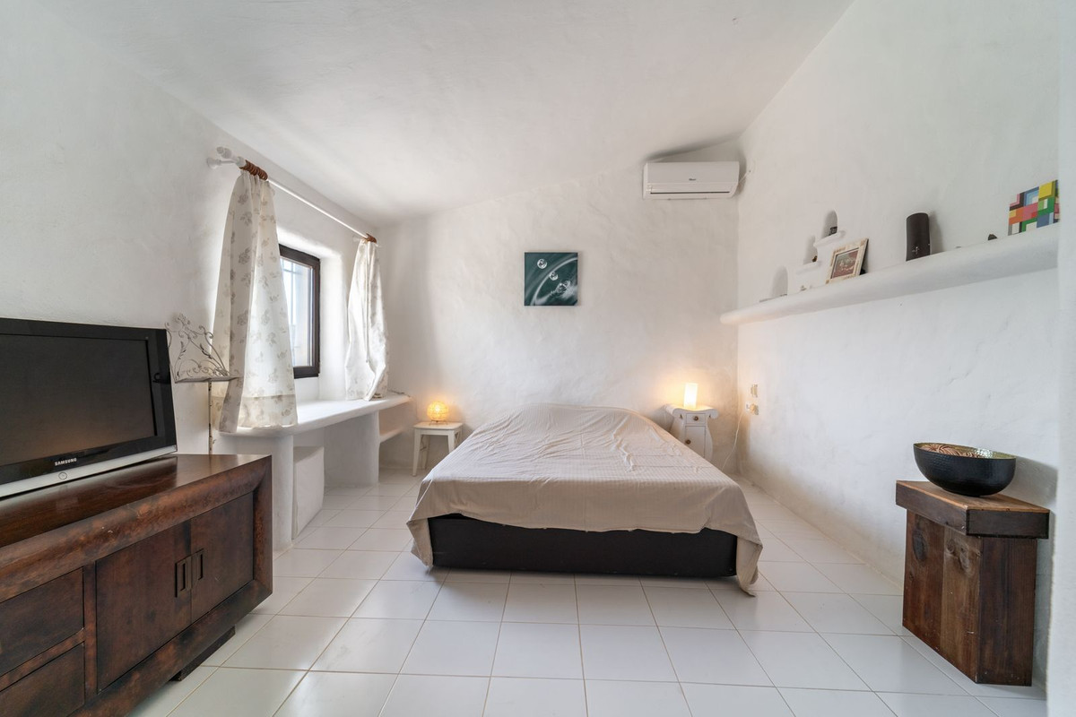 5 Bed Townhouse for sale in Almayate Costa Del Sol East, Málaga, Spain