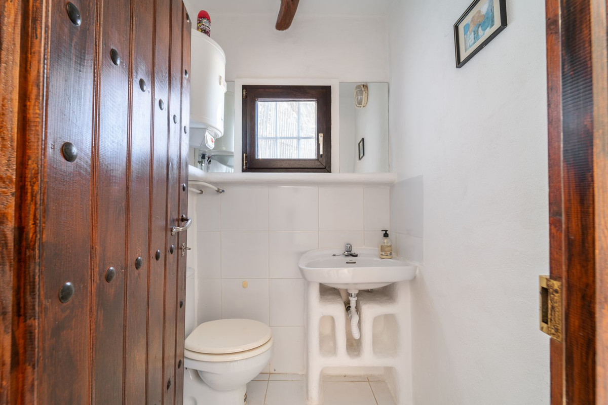 5 Bed Townhouse for sale in Almayate Costa Del Sol East, Málaga, Spain
