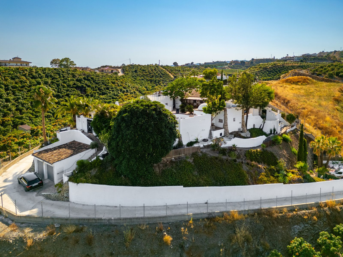 5 Bed Townhouse for sale in Almayate Costa Del Sol East, Málaga, Spain