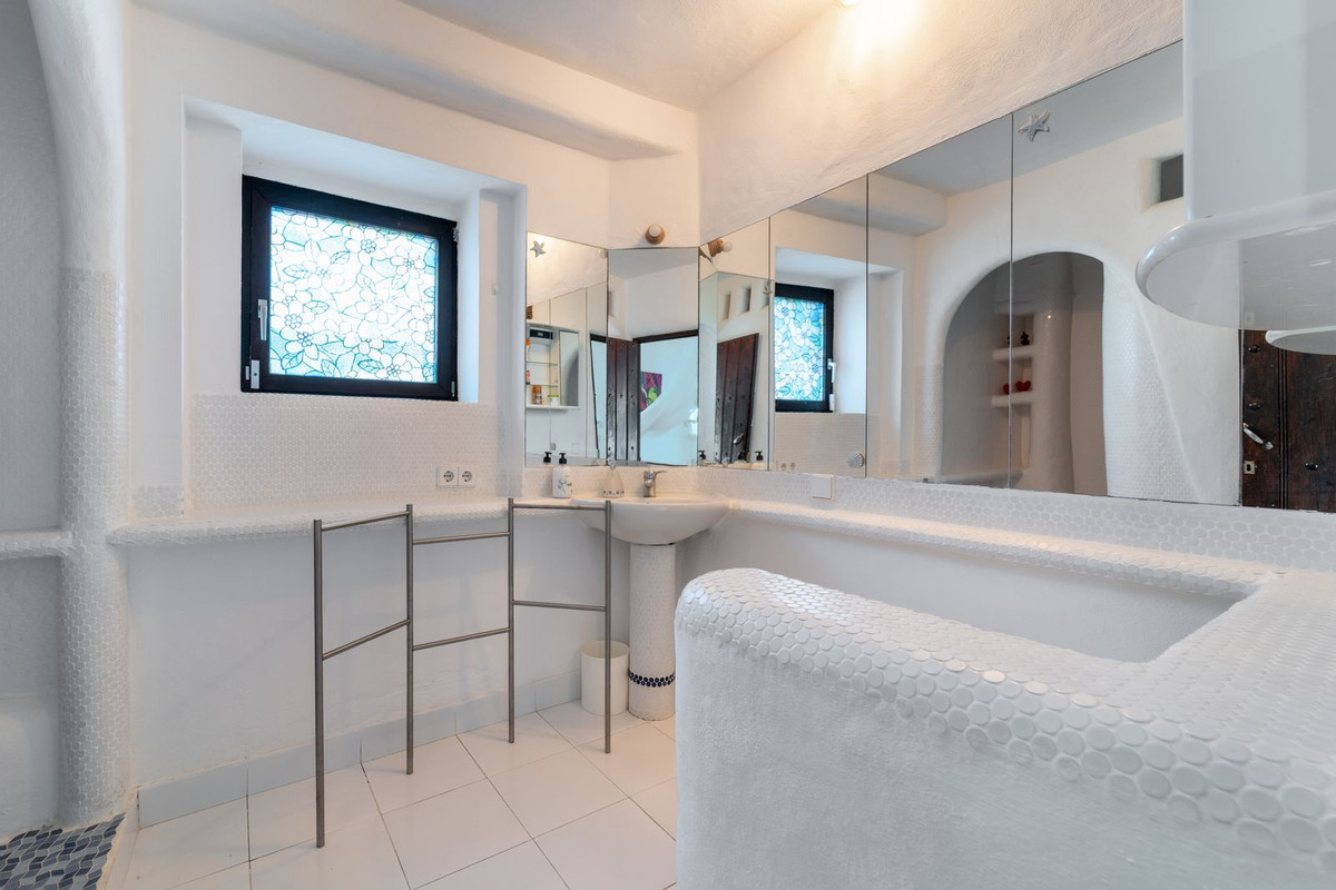 5 Bed Townhouse for sale in Almayate Costa Del Sol East, Málaga, Spain