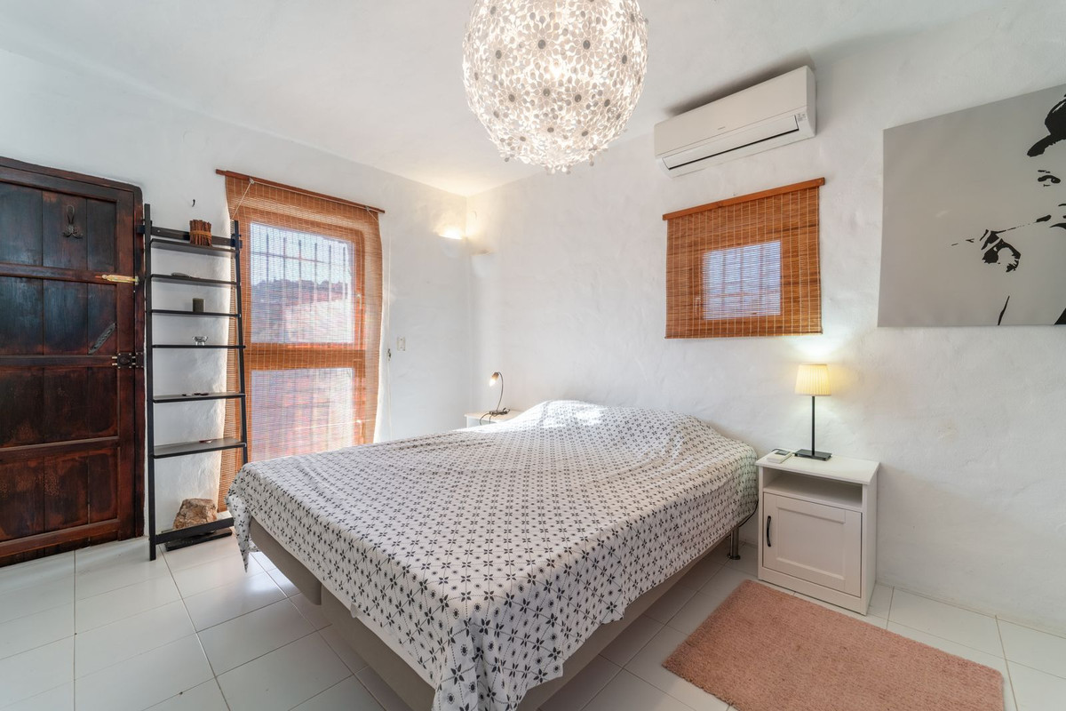 5 Bed Townhouse for sale in Almayate Costa Del Sol East, Málaga, Spain
